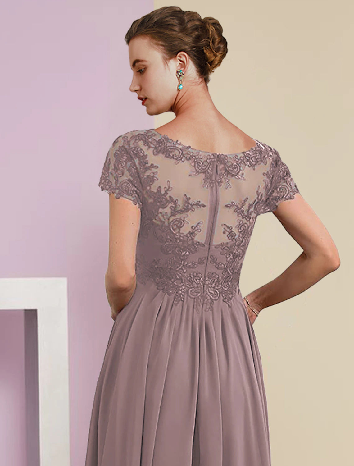 Vestido de dos piezas de corte A para madre de la novia, elegante, de manga corta, con escote en V, largo hasta la rodilla, de gasa y encaje, con apliques plisados.