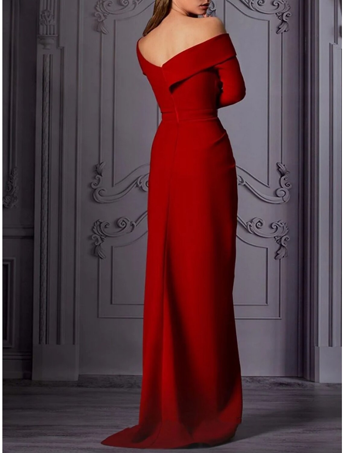 Vestido de noche elegante con corte en forma de columna, para invitada de boda, con cola larga, hombros descubiertos y abertura fruncida.