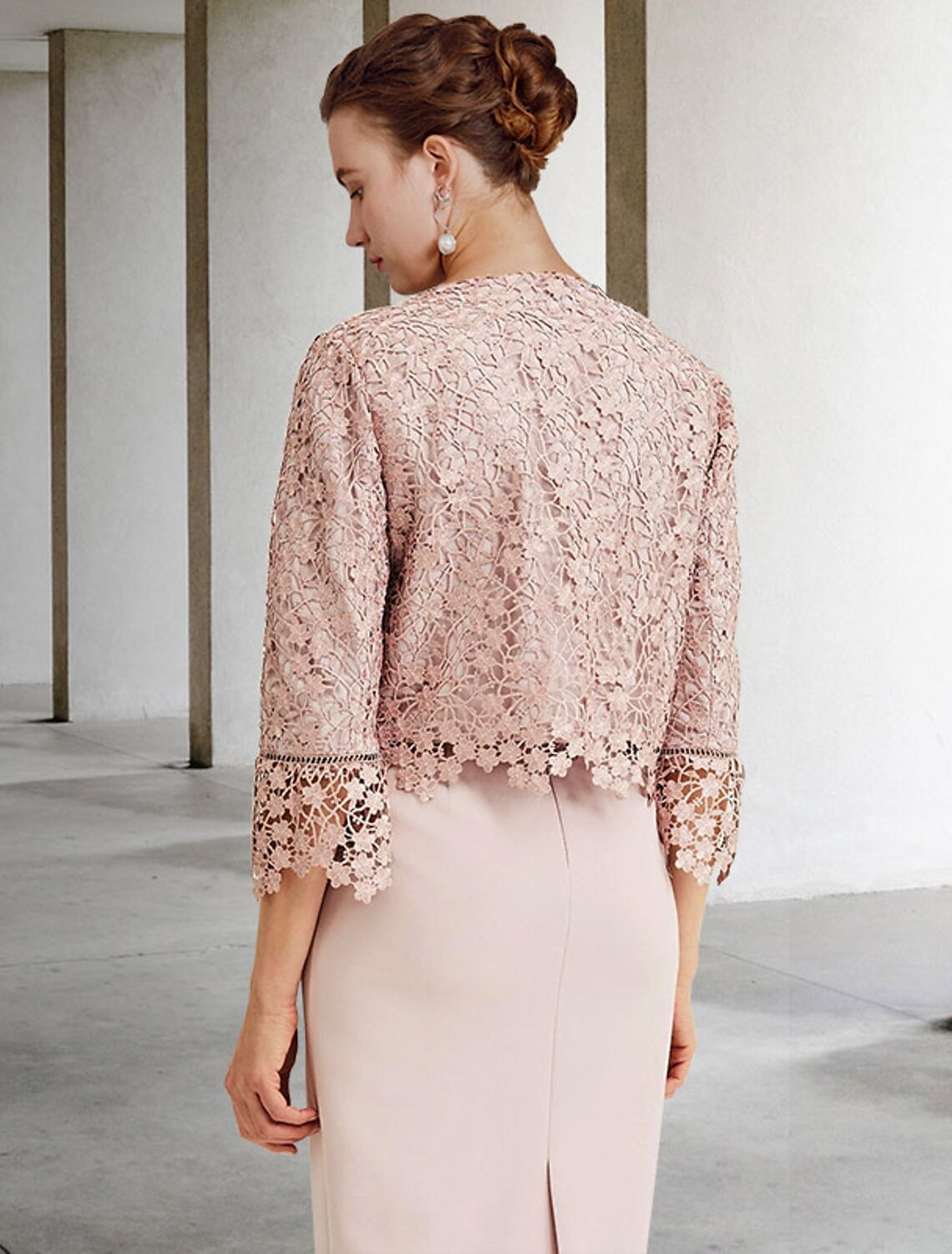 Vestido de dos piezas tipo tubo para madre de la novia, elegante, estilo iglesia, cuello joya, largo hasta la rodilla, de gasa, con encaje, manga corta, chaqueta corta, con volantes y apliques