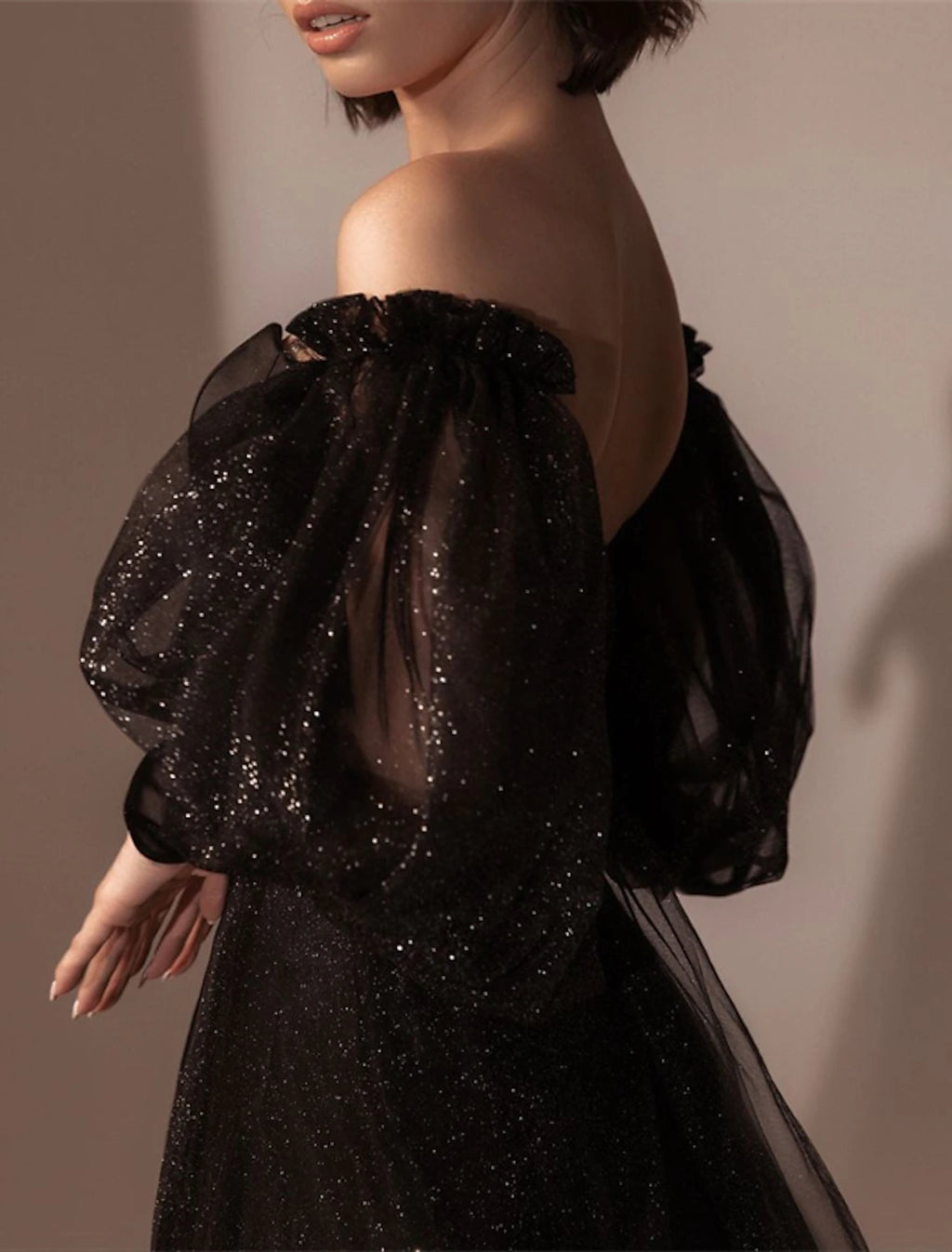 Abito da sera a trapezio, abito da ballo, semi formale, nero, taglie forti, lunghezza al pavimento, manica lunga, spalle scoperte, in tulle con spacco glitterato