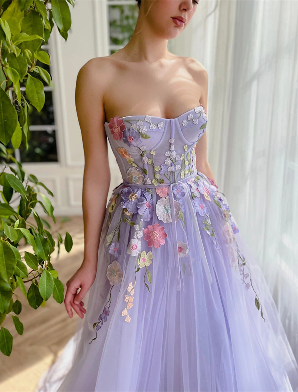 Abito da sera a trapezio con scollo a V, abito da sposa con strascico, senza maniche, senza spalline, in tulle con applicazioni floreali
