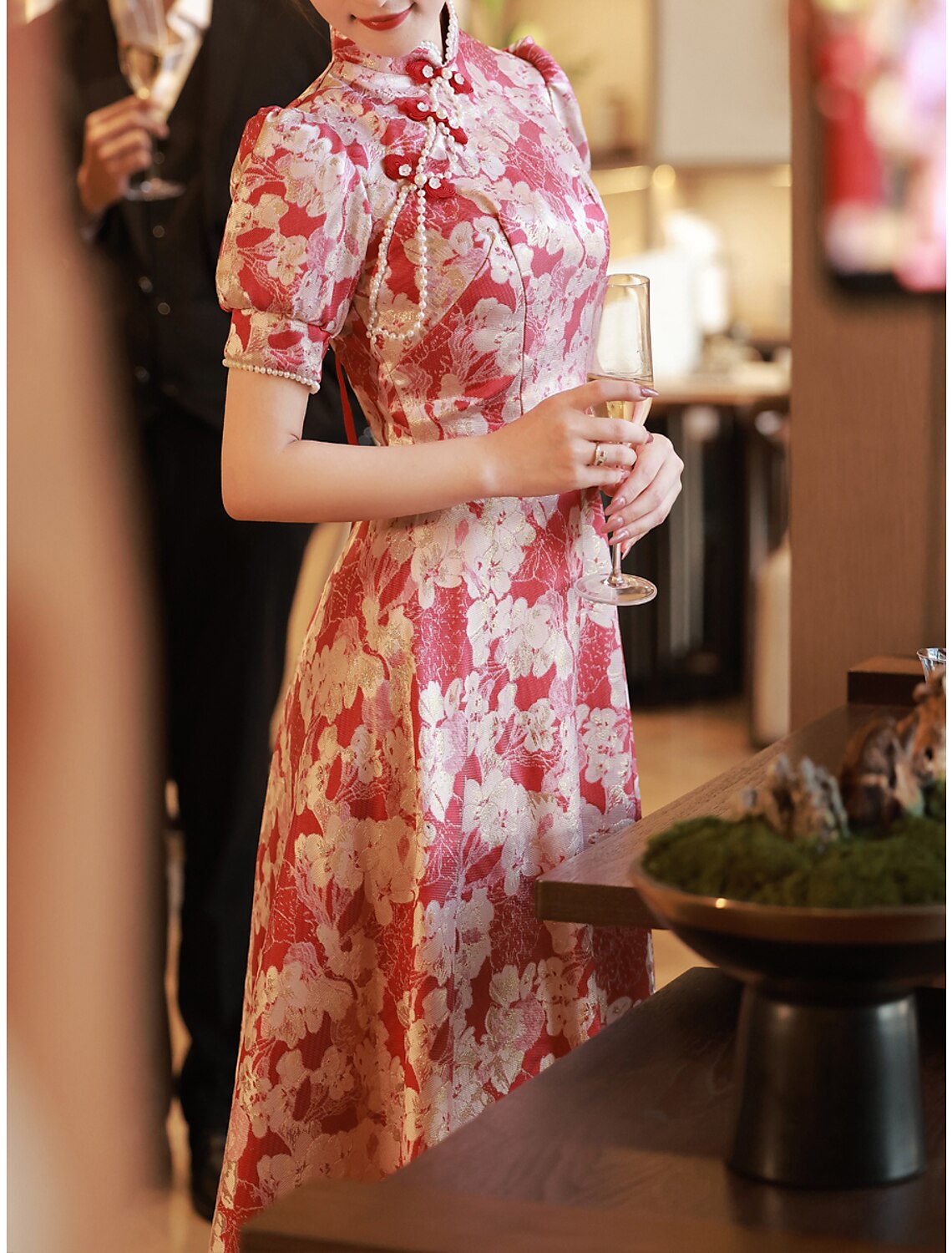 Abito da sera a trapezio, stile cinese, da fidanzamento, lungo fino al pavimento, con mezza manica, collo alto, in raso con perle e spalline.