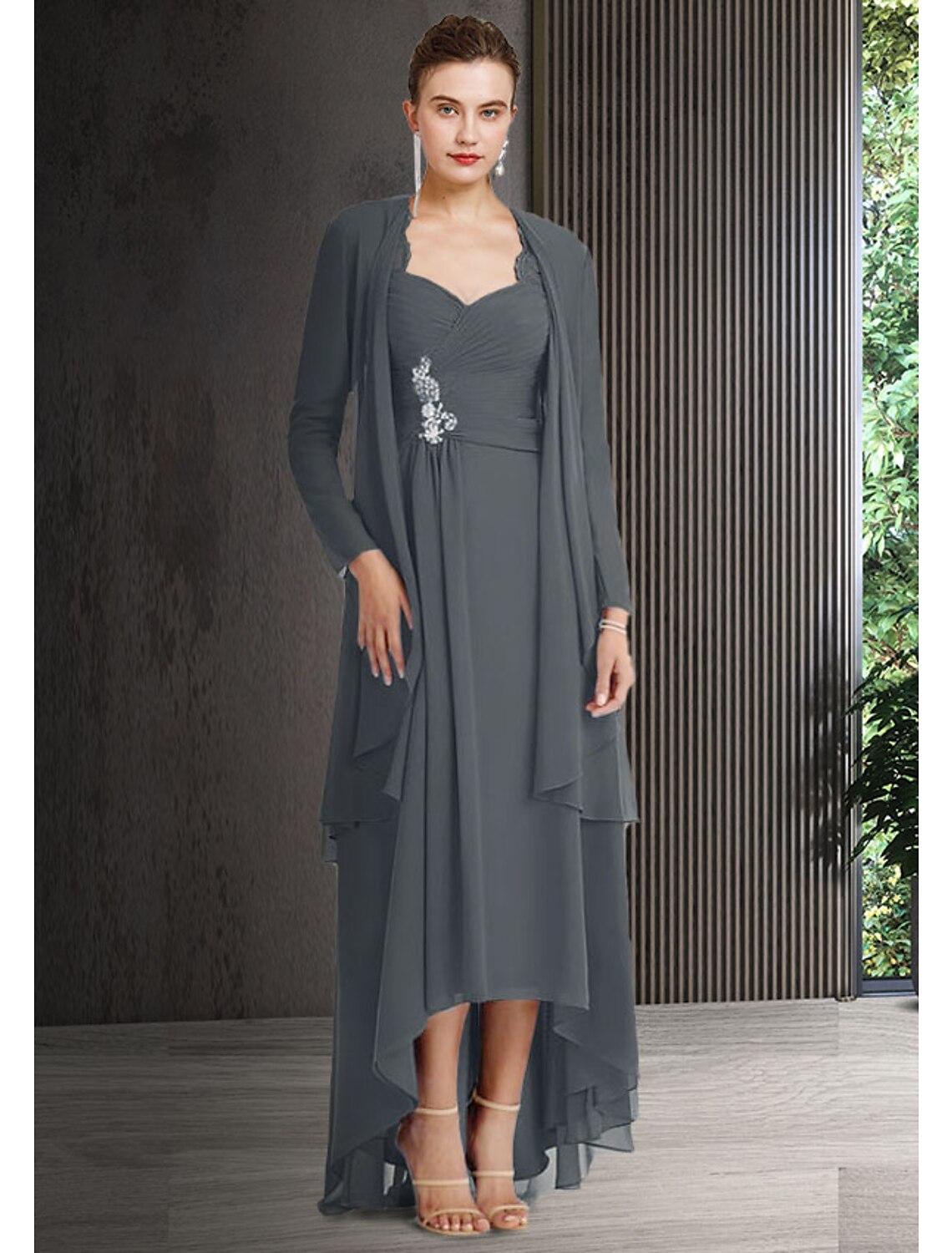 Vestido elegante de dos piezas para madre de la novia, con corte tubo/columna, escote barco alto bajo, asimétrico, de gasa con encaje, mangas 3/4, chaqueta y broche de cristal drapeado.