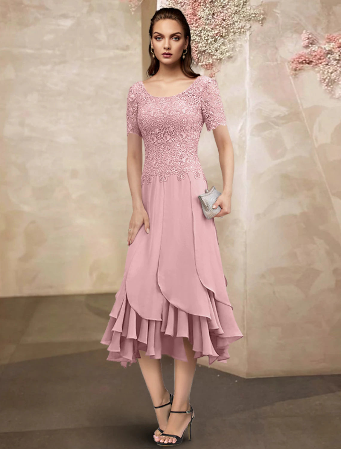 Vestido elegante de sirena/trompeta para madre de la novia, cuello joya alto y bajo, asimétrico, largo hasta la rodilla, de gasa con encaje, manga corta, cruzado incluido con volantes de encaje