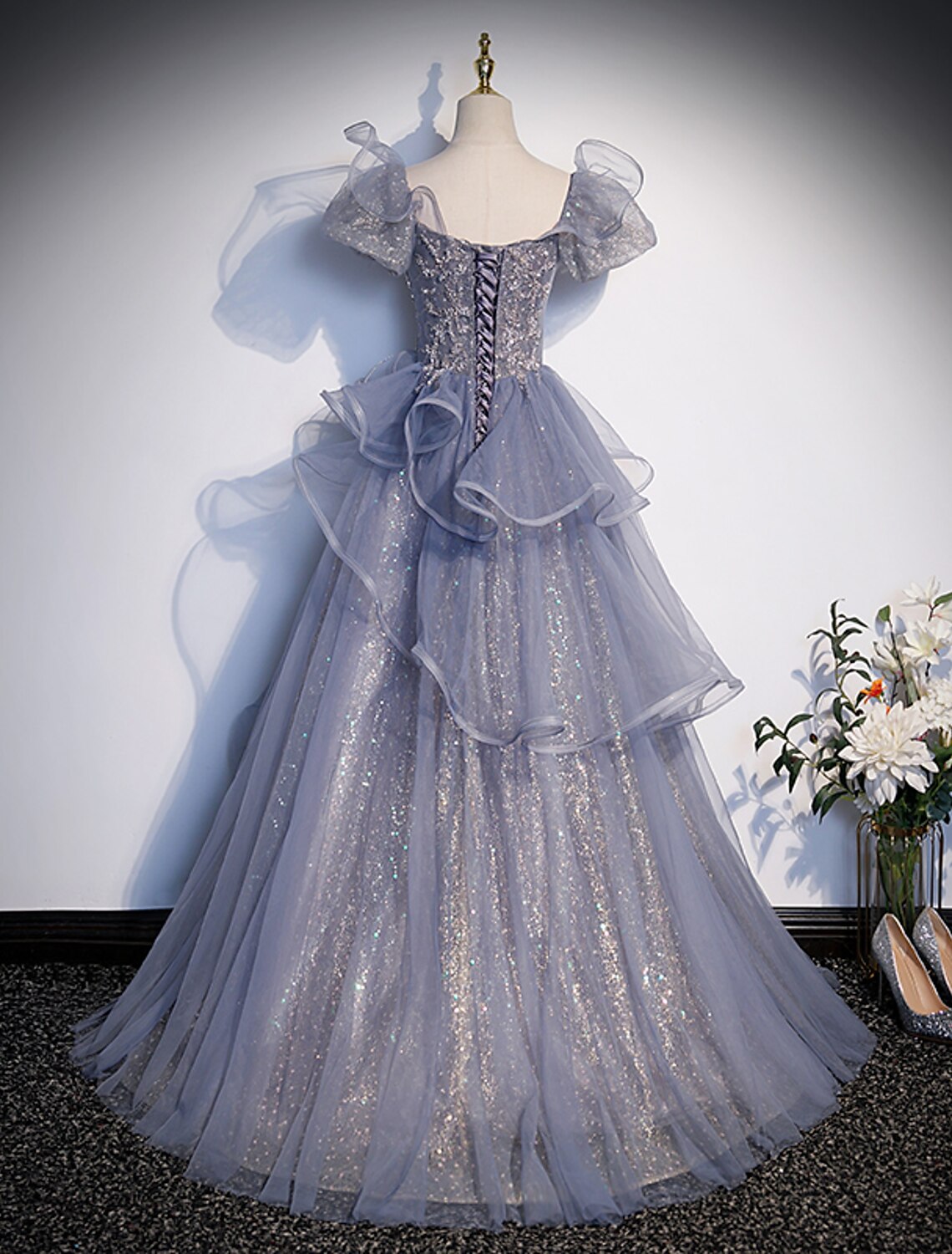 Vestido de quinceañera estilo princesa, largo hasta el suelo, manga corta, escote cuadrado, tul con cristales y volantes.