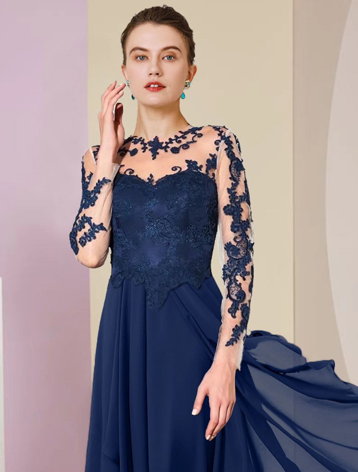 Abito da cerimonia per la madre della sposa, a trapezio, elegante, con scollo a barchetta, asimmetrico, lunghezza tè, in chiffon e pizzo, manica a 3/4 con pieghe applicate.