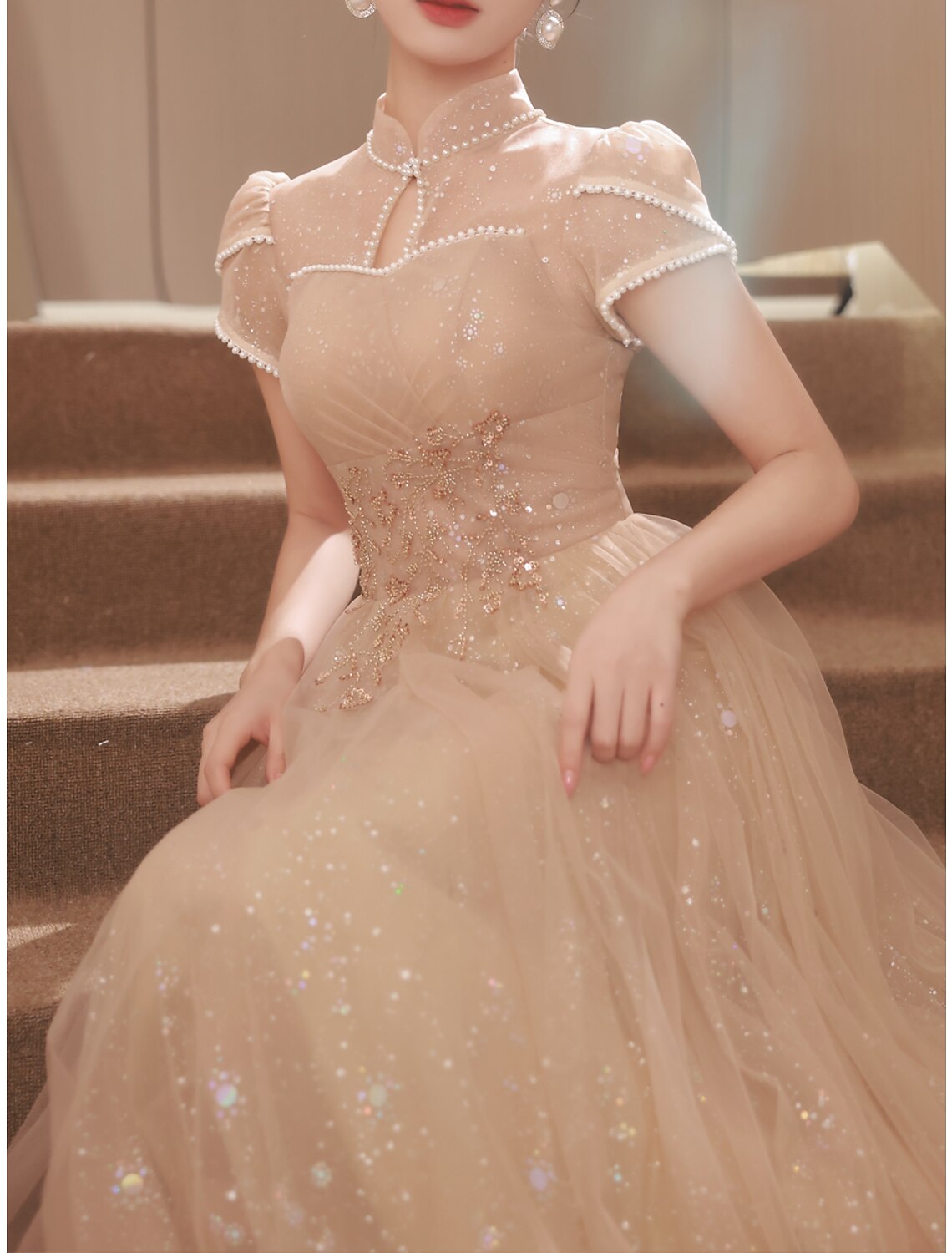 Vestido de noche corte A, brillante, de fiesta, de compromiso, largo hasta el suelo, manga corta, cuello alto, satén, con botones y perlas fruncidas.