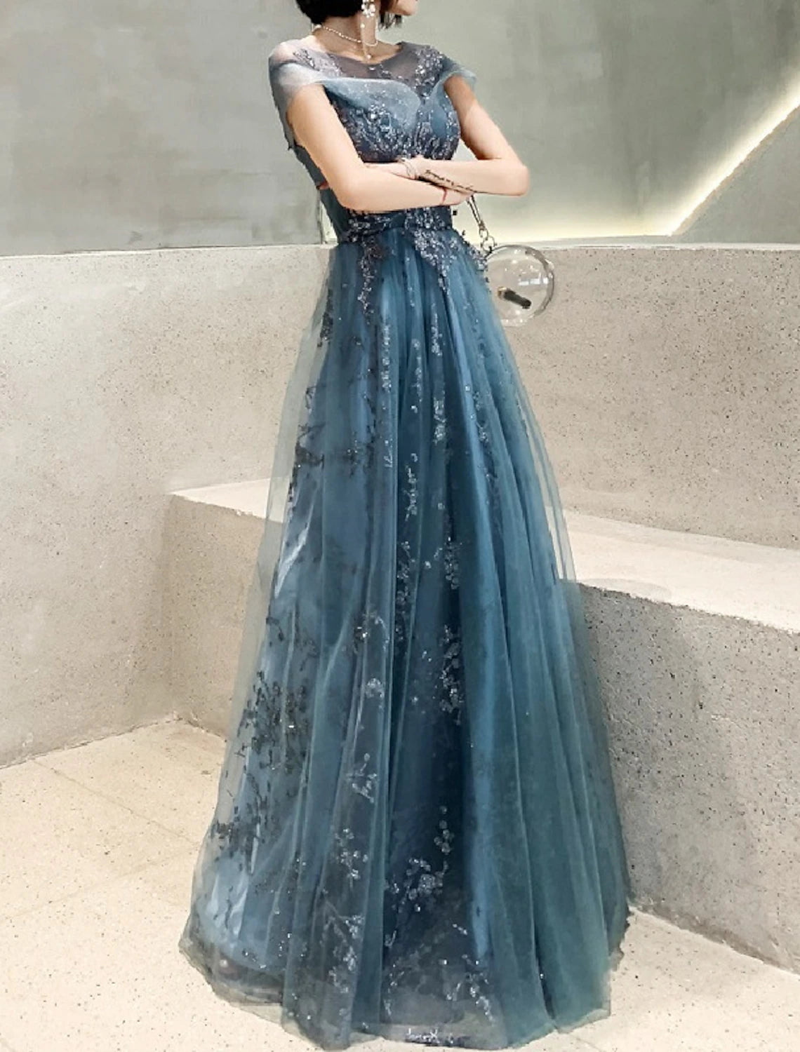 Abito da cerimonia per la madre della sposa, a trapezio, elegante, con scollo gioiello, lunghezza al pavimento, in tulle, maniche corte con applicazioni a pieghe