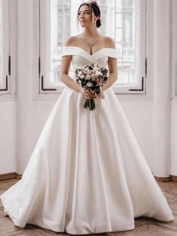 Vestidos de novia de satén con volantes, hombros descubiertos, sin mangas y cola larga, corte princesa/acampanado