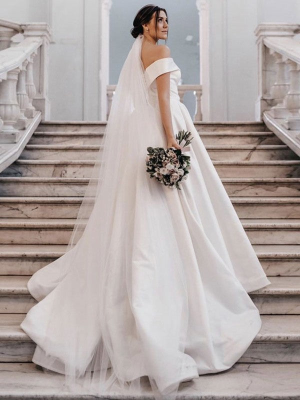 Vestidos de novia de satén con volantes, hombros descubiertos, sin mangas y cola larga, corte princesa/acampanado