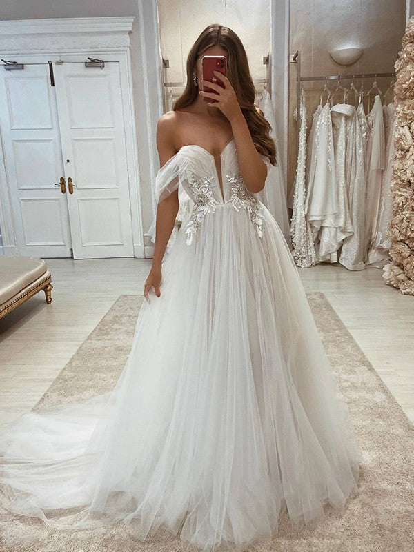 Vestidos de novia de corte A/princesa con apliques de tul, hombros descubiertos, sin mangas y cola larga
