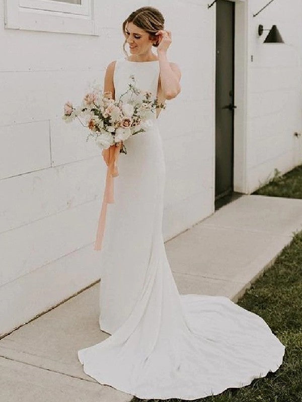 Abiti da sposa a tubino/colonna in crêpe con arricciature e strascico a ruota senza maniche