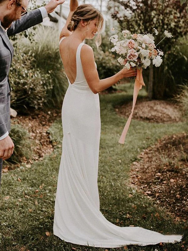 Abiti da sposa a tubino/colonna in crêpe con arricciature e strascico a ruota senza maniche