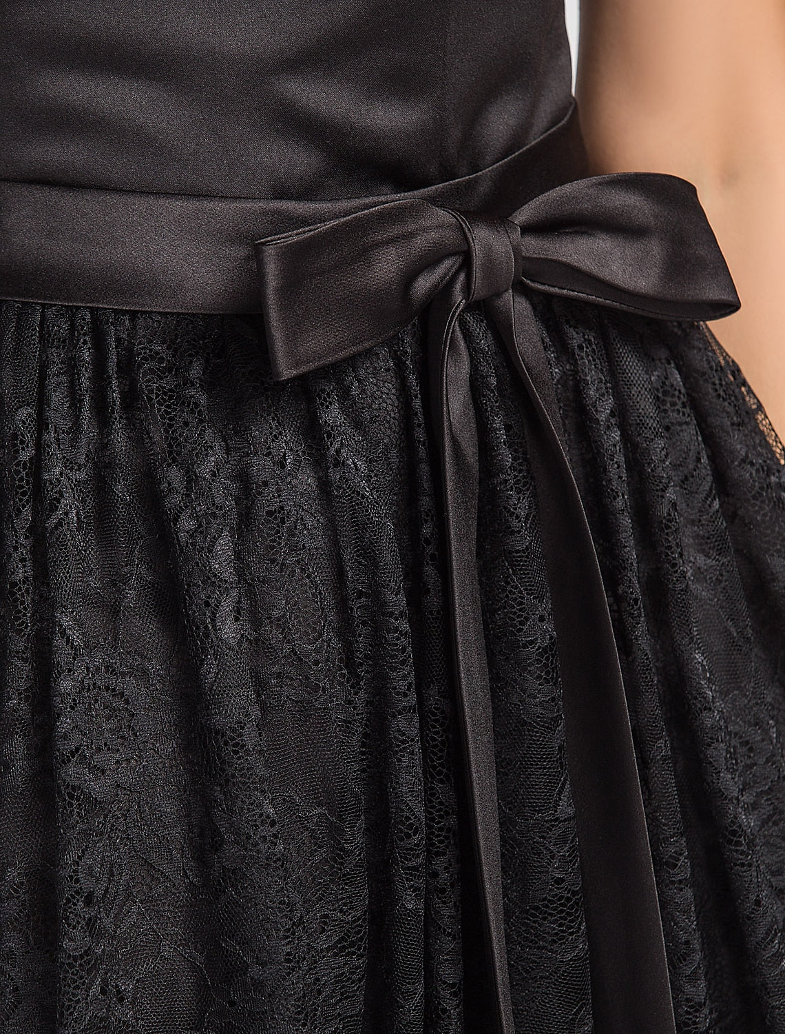 Vestido de baile / Vestido de dama de honor de corte A, escote barco, sin mangas, vestido negro corto, largo hasta la rodilla, encaje / charmeuse con encaje / drapeado