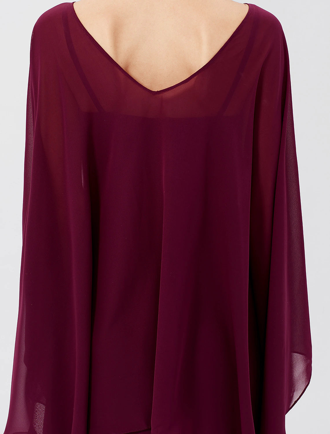 Vestido de madre de la novia con corte tubo/columna, formal, clásico y atemporal, elegante y lujoso, elegante, escote en V, largo hasta el suelo, gasa, manga larga con pliegues y abalorios.