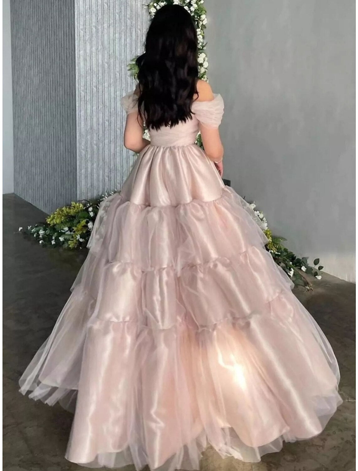 Vestido de noche de corte A, estilo princesa, formal, largo hasta el suelo, manga corta, hombros descubiertos, satén con pliegues
