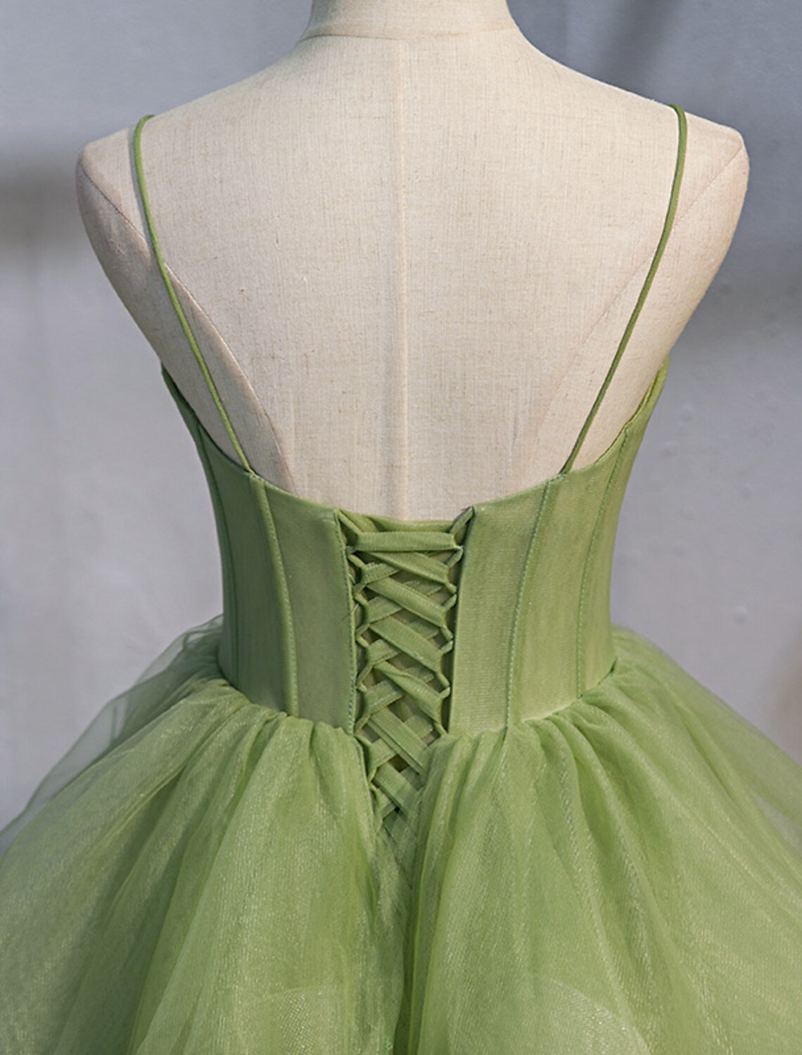 Vestido de quinceañera elegante, vestido de fiesta, cola de corte, sin mangas, tirantes finos, tul con volantes