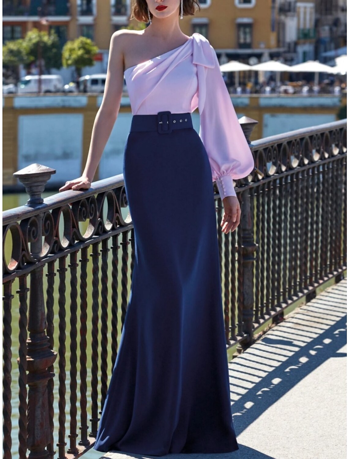 Vestido de noche elegante con corte en forma de columna, corte formal, cola larga, un hombro, seda sintética, lazo(s), pliegues y fruncido.