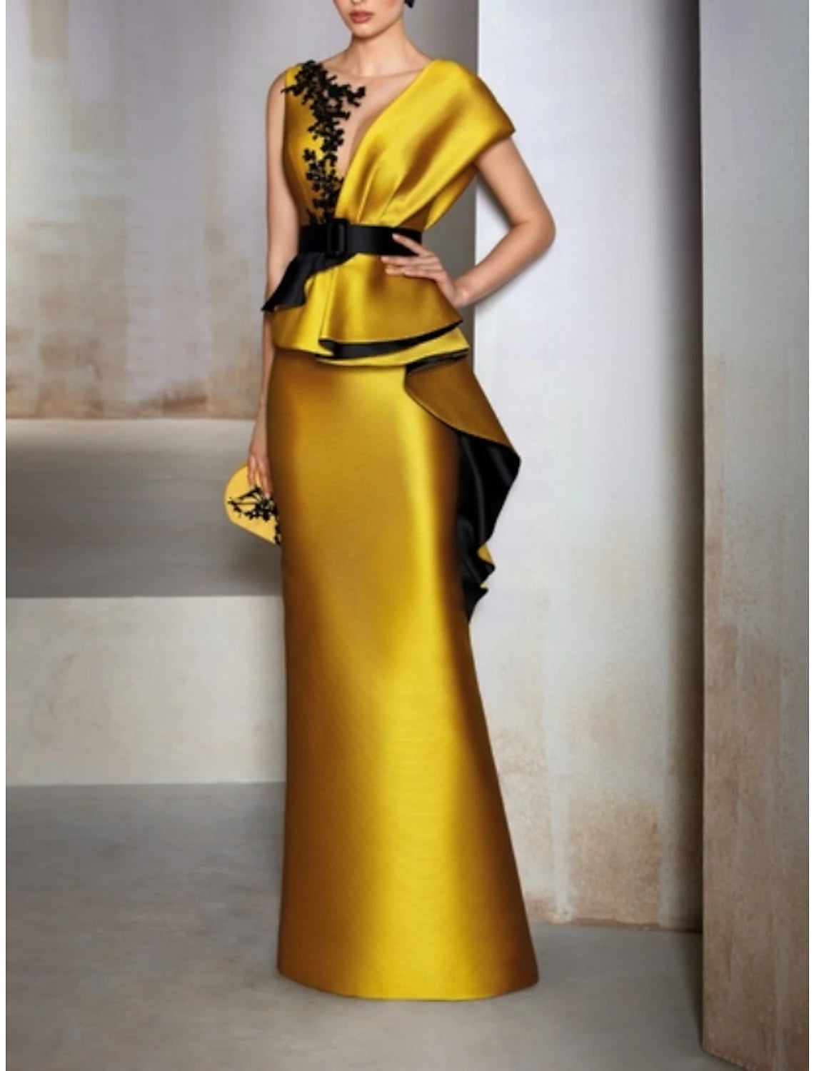 Vestido de noche elegante de satén amarillo con corte tubo/columna color champán, negro, formal, largo hasta el suelo, manga corta, escote en V con volantes y apliques bordados 2025