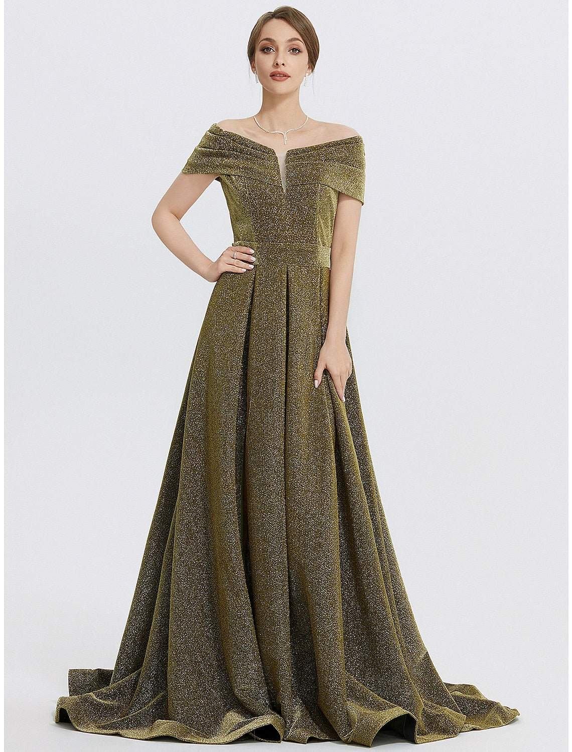 Abito da sera a trapezio, elegante, formale, con strascico a ruota, senza maniche, in charmeuse con scollo a cuore e spacco glitterato