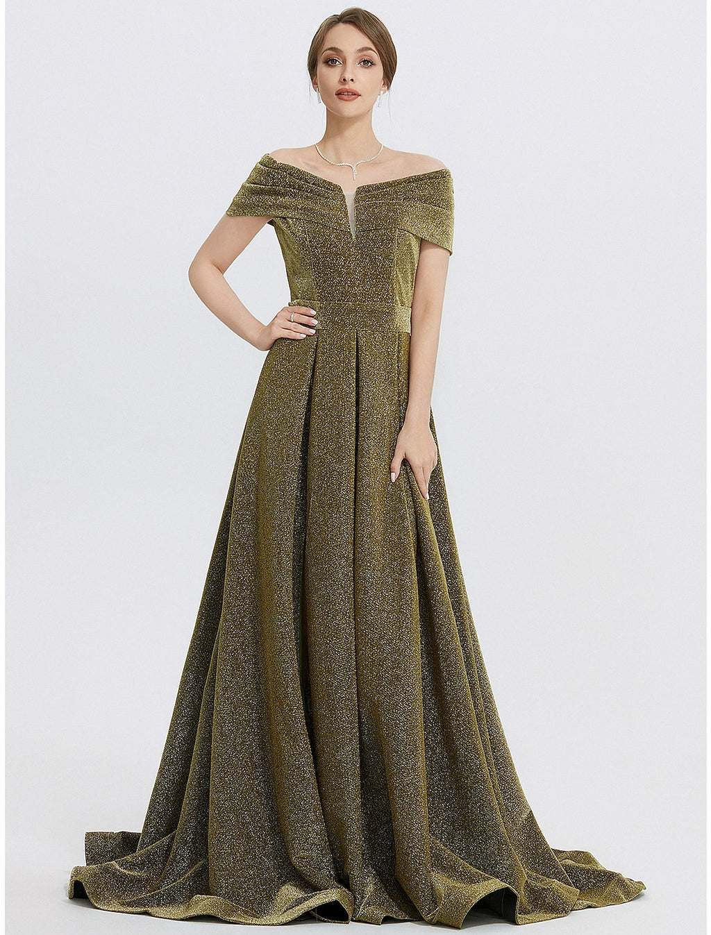 Abito da sera a trapezio, elegante, formale, con strascico a ruota, senza maniche, in charmeuse con scollo a cuore e spacco glitterato