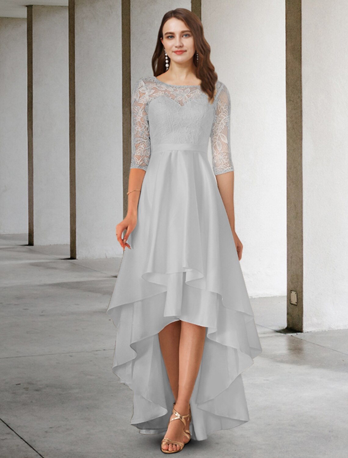 Abito da madre della sposa a trapezio, elegante, con scollo a V asimmetrico, in chiffon e pizzo, maniche corte con applicazioni e volant a cascata.