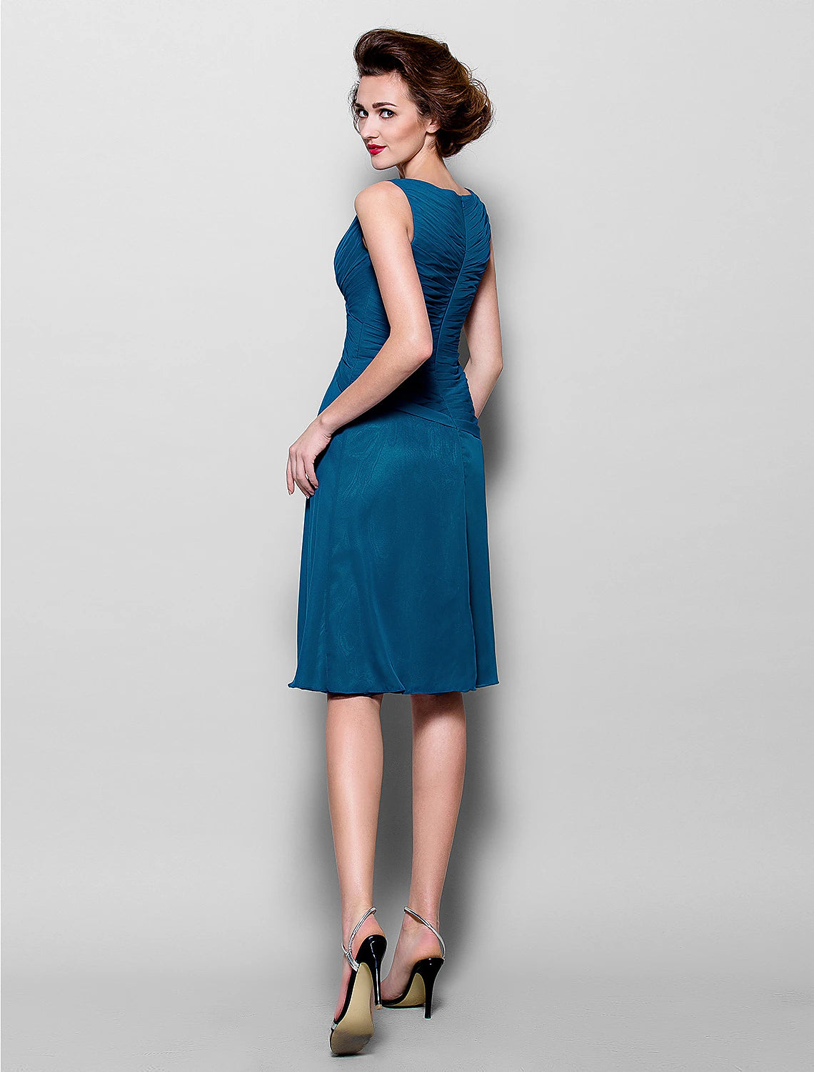 Abito da madre della sposa a trapezio con coprispalle incluso, scollo a V, lunghezza al ginocchio, in chiffon, manica a 3/4 con drappeggio laterale incrociato e fiore