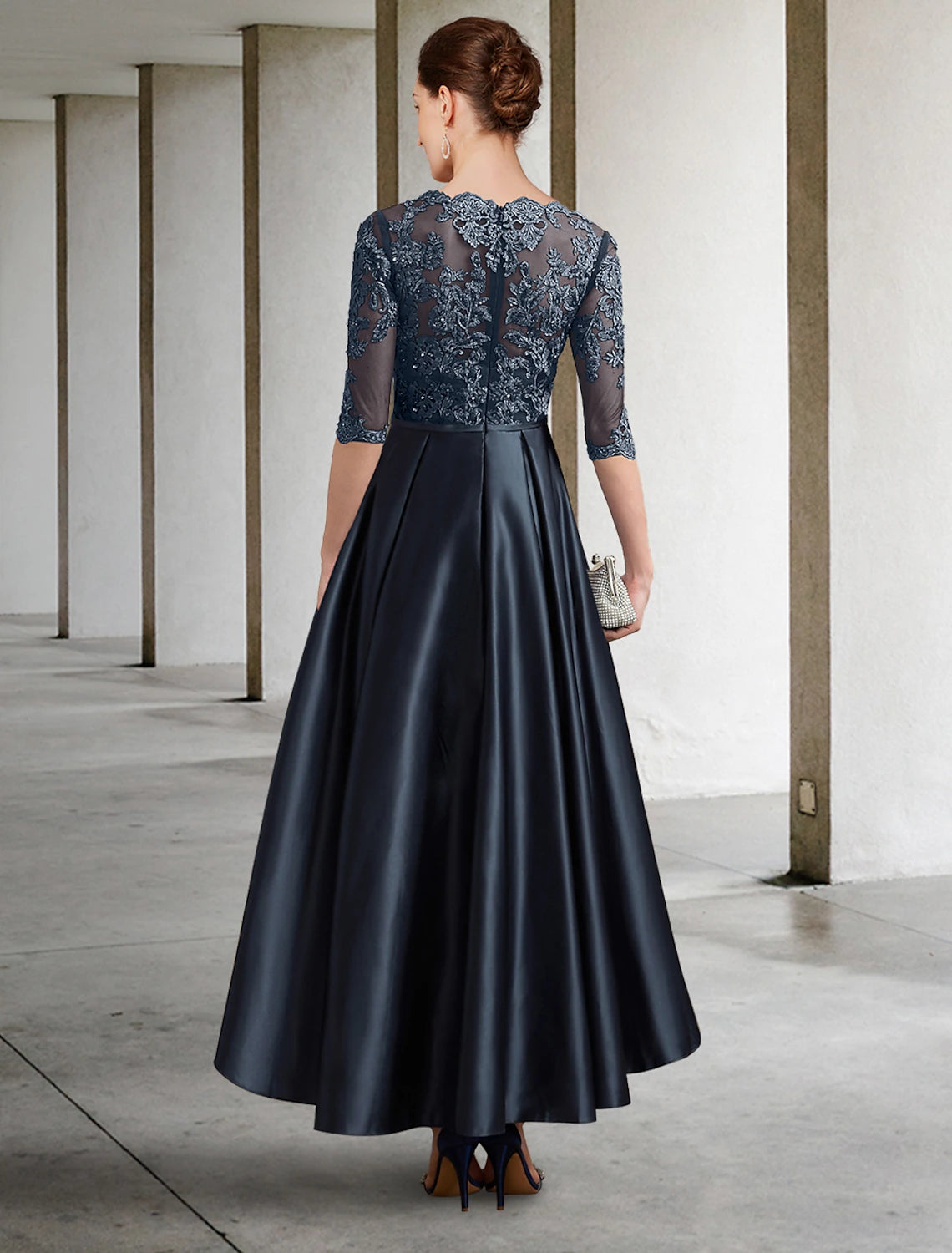 Abito da cerimonia per la madre della sposa, a trapezio, elegante, con scollo gioiello, in pizzo asimmetrico, in raso italiano, a mezza manica con pieghe in pizzo.