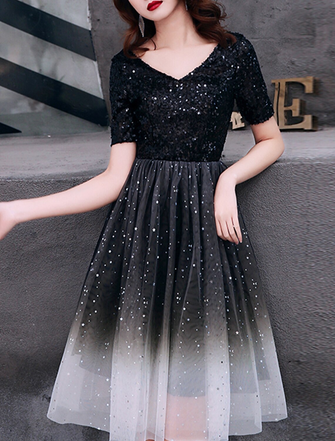 Abiti da cocktail a trapezio, abiti scintillanti, abiti da festa, cocktail party, lunghezza al ginocchio, maniche corte, scollo a V, tulle con pieghe e paillettes