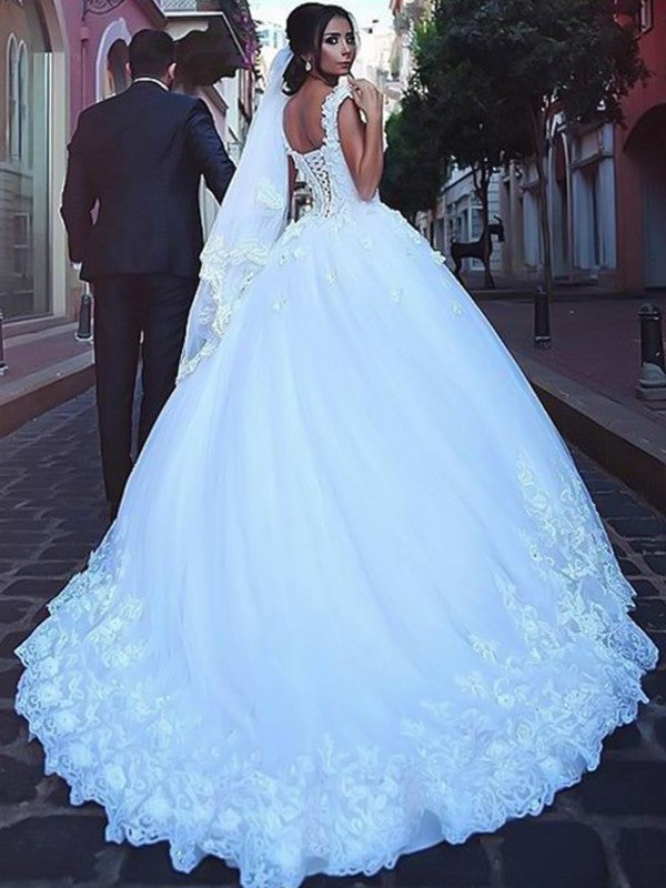 Vestidos de novia de tul con encaje y cola larga, sin mangas y escote corazón