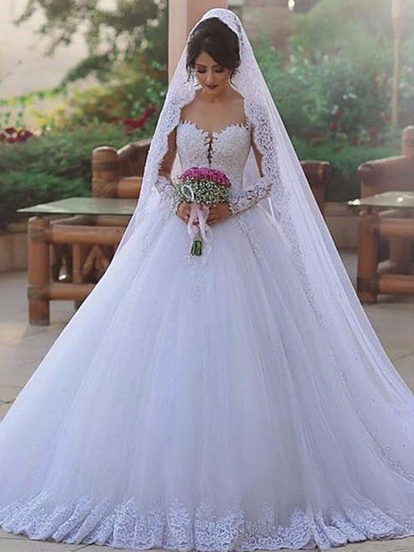 Vestidos de novia de tul con encaje y cola larga con escote corazón
