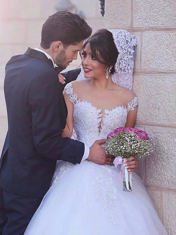 Vestidos de novia de tul con encaje y cola larga con escote corazón