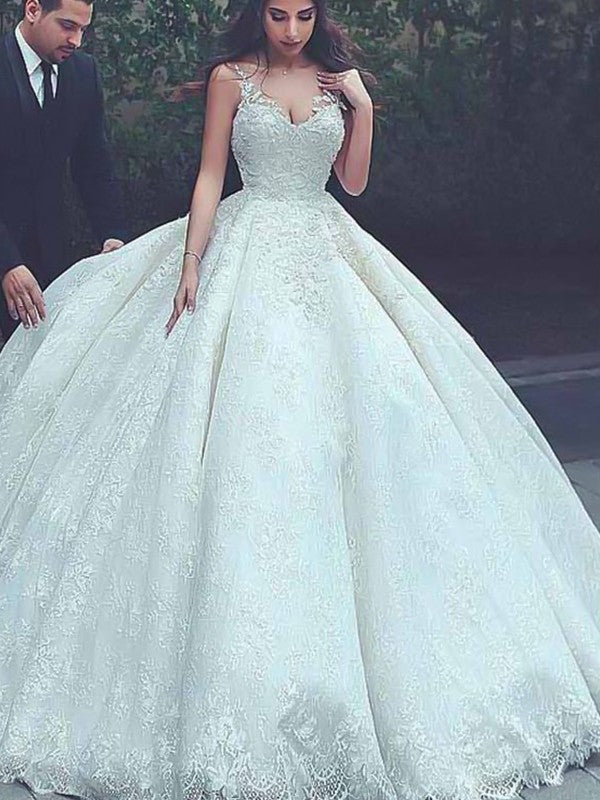 Vestidos de novia de tul con encaje y cola larga, sin mangas y tirantes finos
