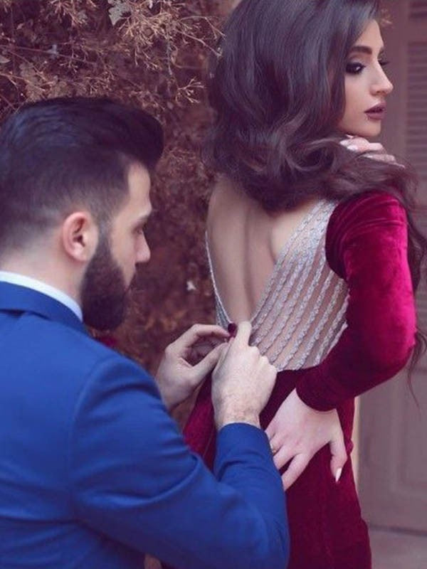 Abiti in velluto con balze, maniche lunghe, gioiello e lunghezza al pavimento, a tubino/colonna