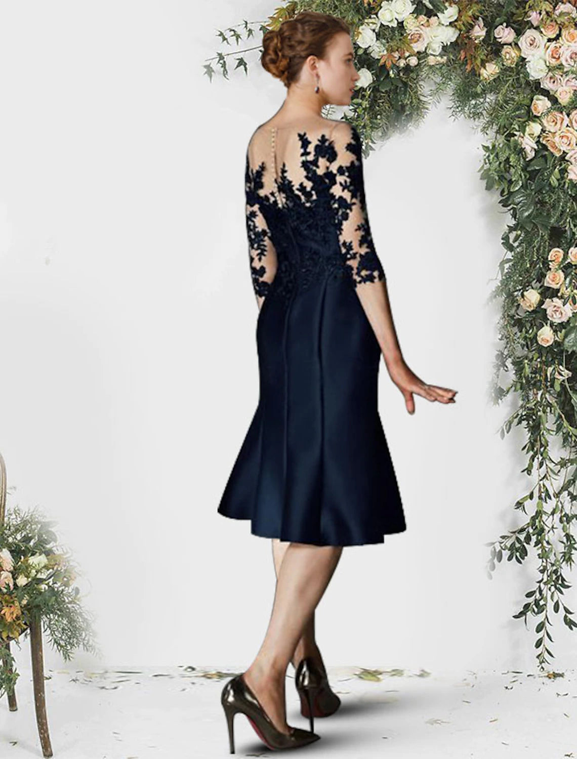 Vestido de sirena/trompeta para madre de la novia, elegante, cuello joya, largo hasta la rodilla, encaje satinado, media manga con apliques plisados.