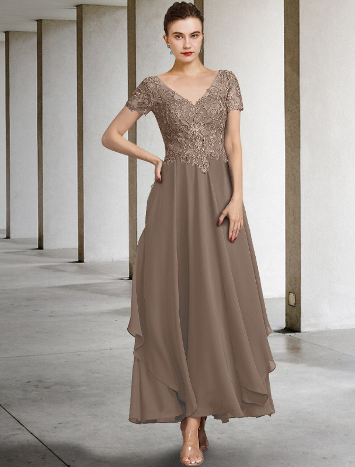 Abito da madre della sposa a trapezio, elegante, con scollo a V, lunghezza alla caviglia, in chiffon, pizzo, maniche corte con applicazioni.