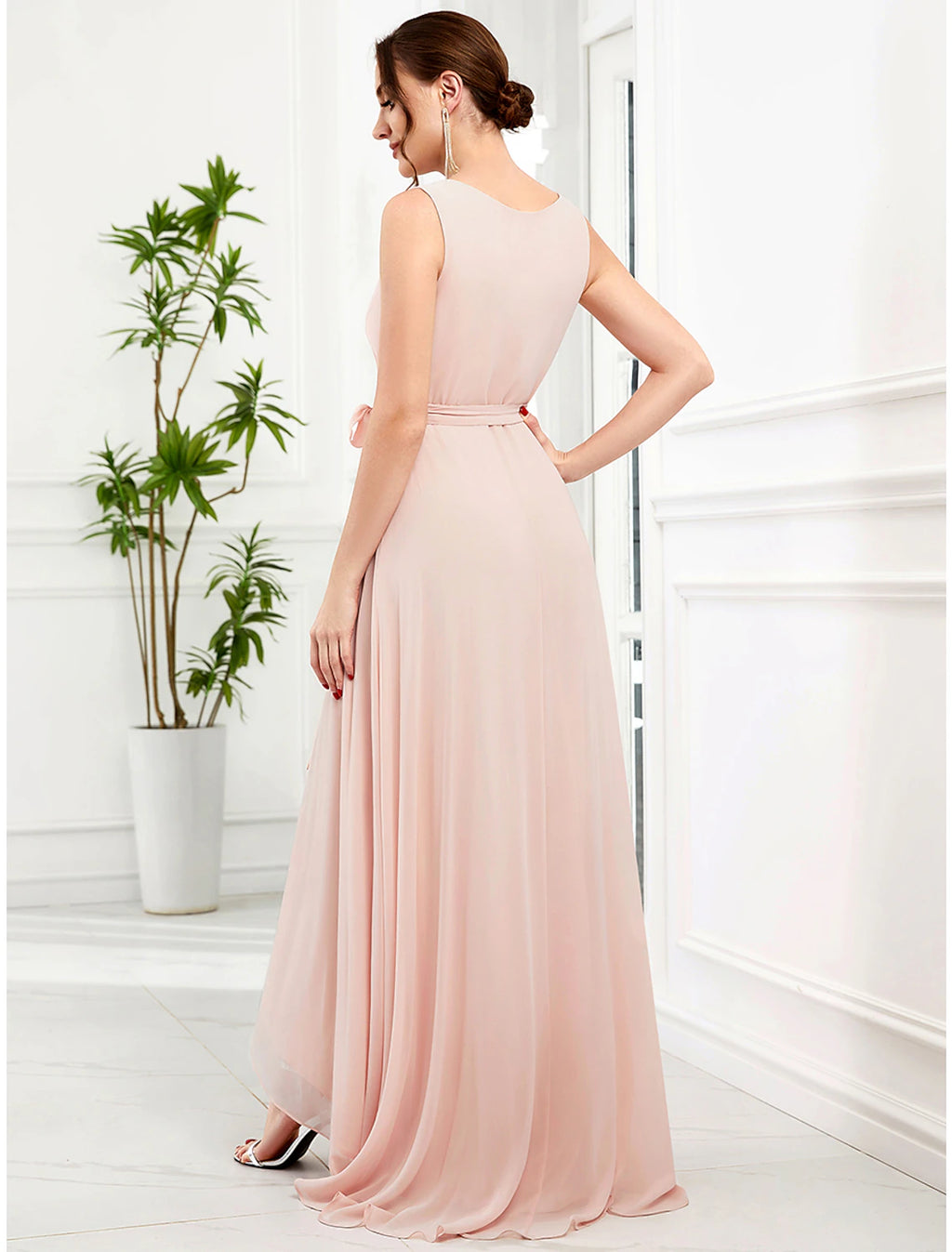 Abiti da sposa a trapezio, eleganti, da festa, asimmetrici, senza maniche, scollo a V, in chiffon con volant e spalline.