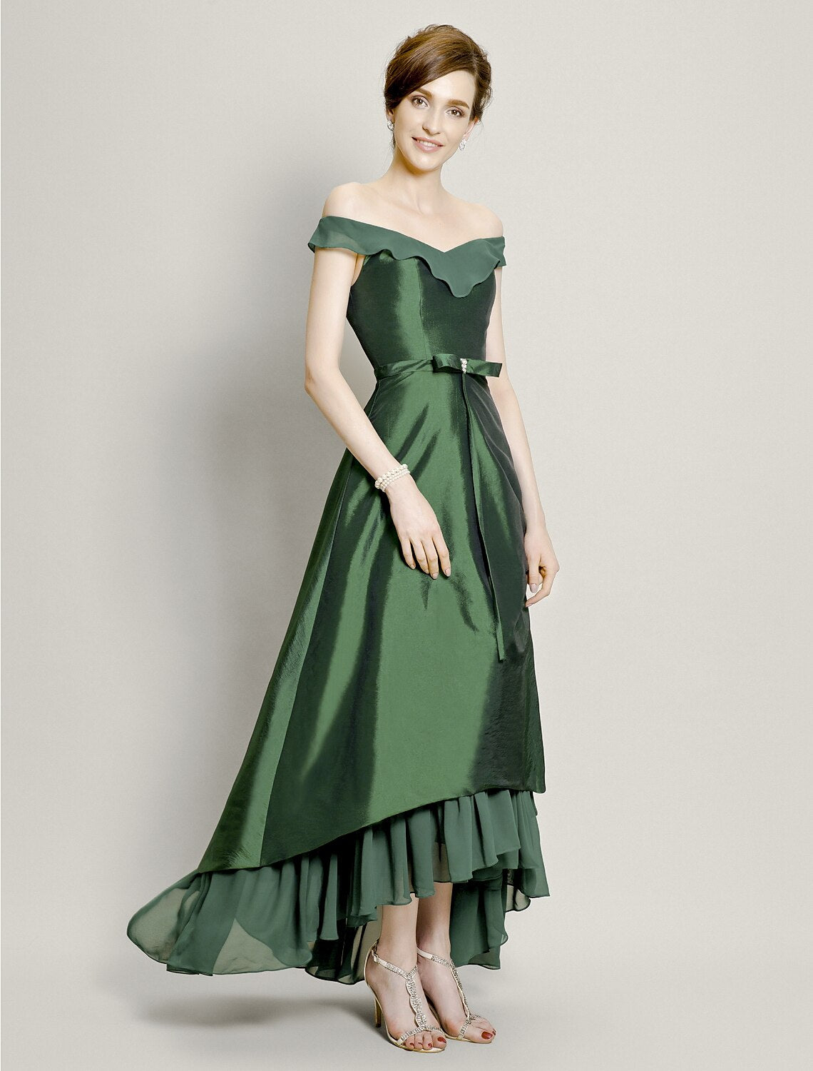 Abito da madre della sposa a trapezio, elegante, asimmetrico, in chiffon e taffetà, con spalle scoperte, maniche corte, gonna rialzata, fiocco/i e perline