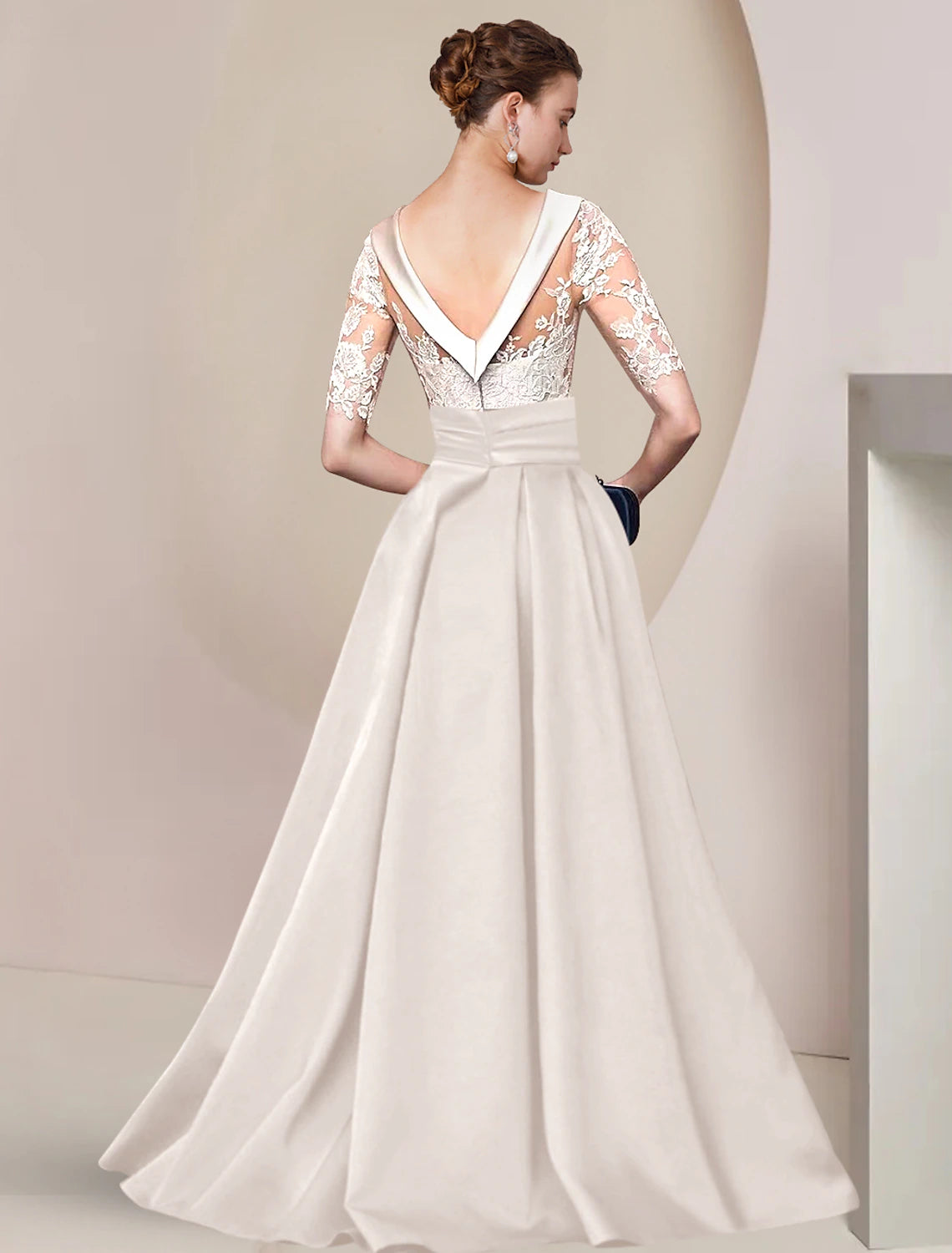 Abito da cerimonia per la madre della sposa, a trapezio, elegante, con scollo a barchetta, strascico a ruota, in raso, pizzo, mezza manica con applicazioni arricciate