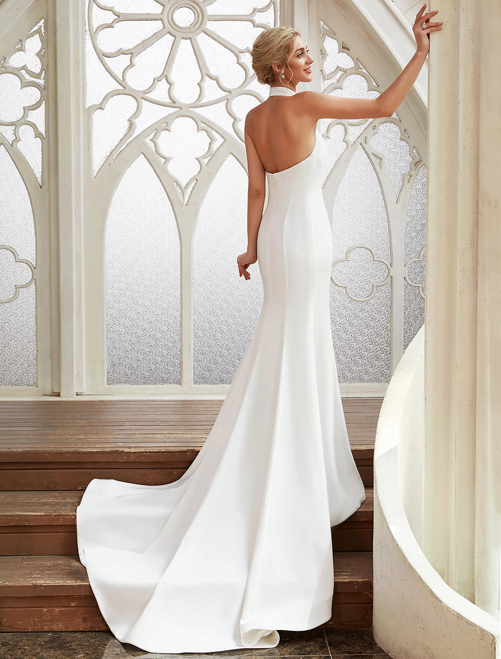 Vestidos de novia informales con espalda descubierta y cola de corte, corte tubo/columna, tirantes finos, cuello halter, satén y pliegues.