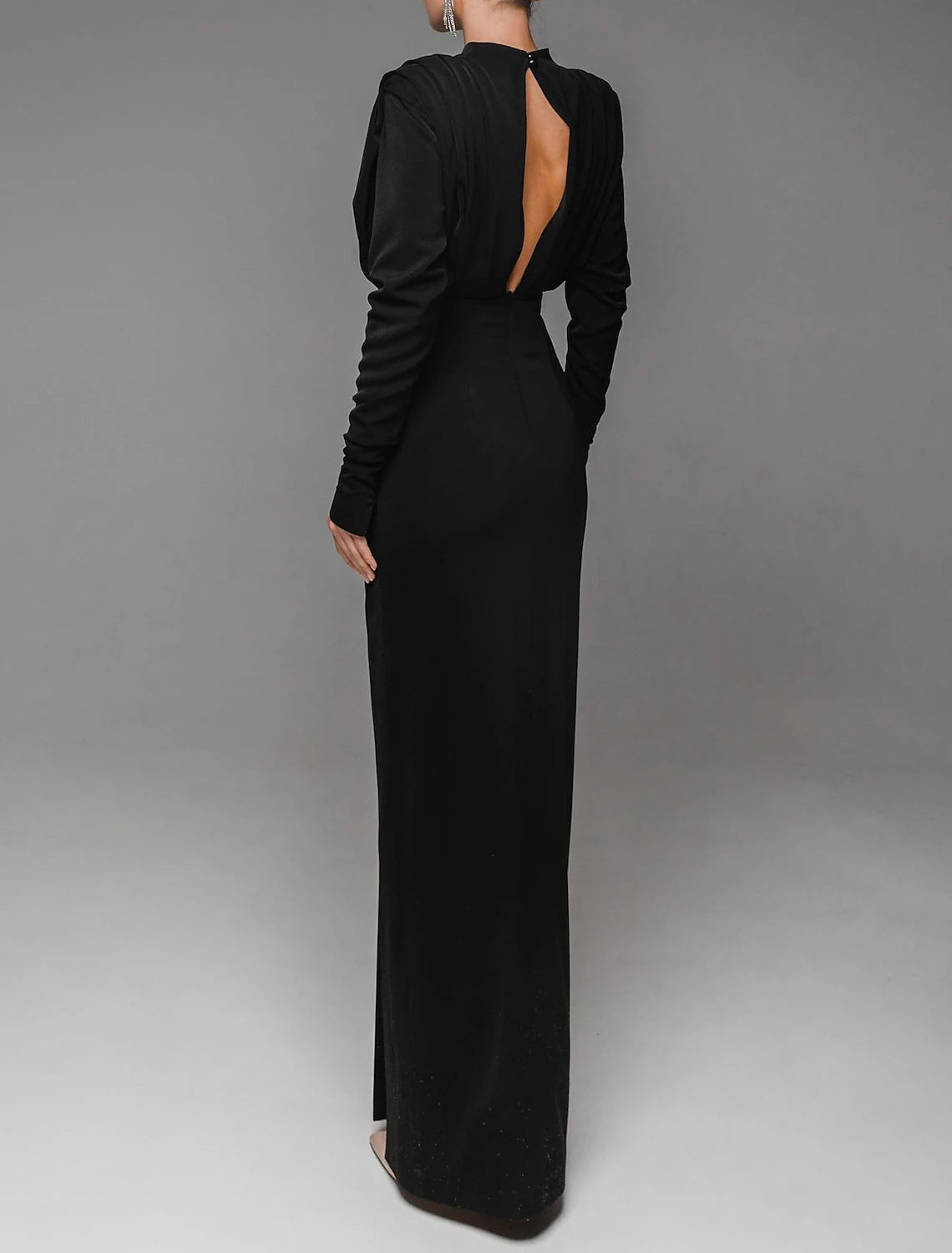 Abito da sera a tubino, elegante, formale, rosso, verde, lungo, manica lunga, collo alto, tessuto con spacco arricciato