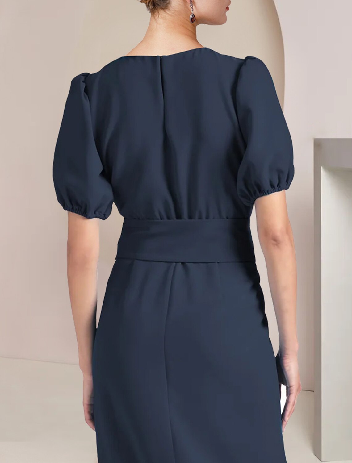 Vestido de madre de la novia con corte tubo/columna, elegante, escote redondo, largo hasta la rodilla, de gasa, manga corta, con faja/cinta.