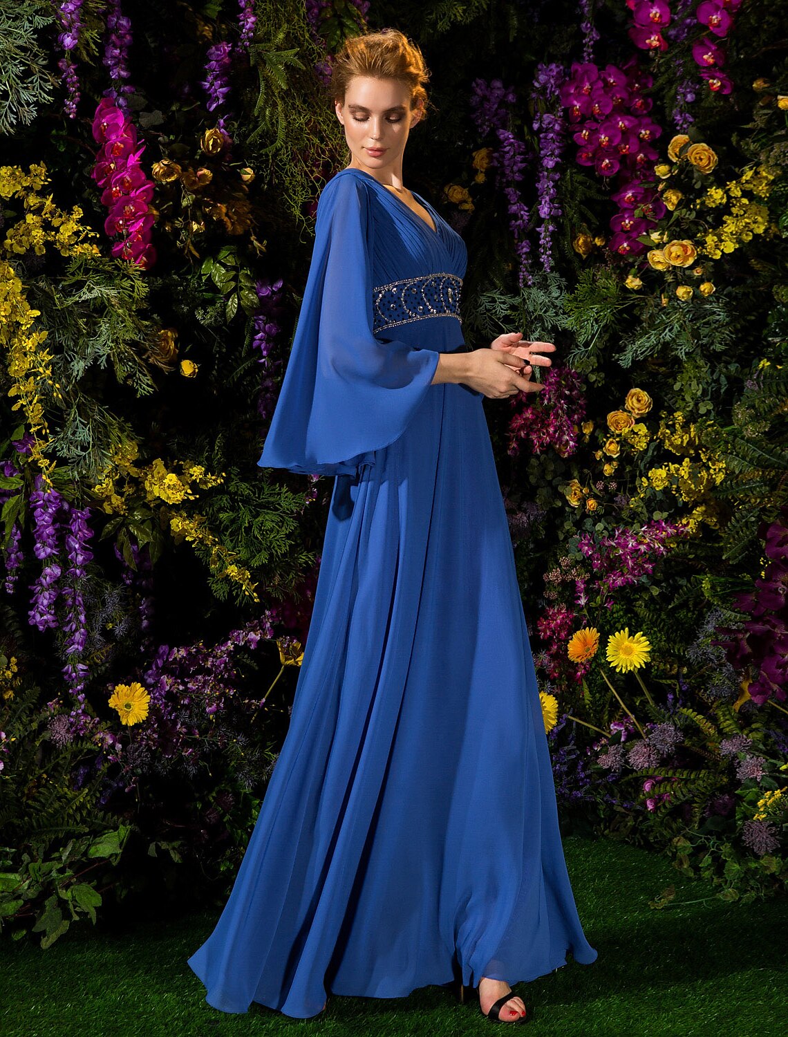 Abito da madre della sposa a trapezio, di ispirazione vintage, con scollo a V, lunghezza al pavimento, in chiffon, maniche lunghe, con cristalli, perline e drappeggio laterale