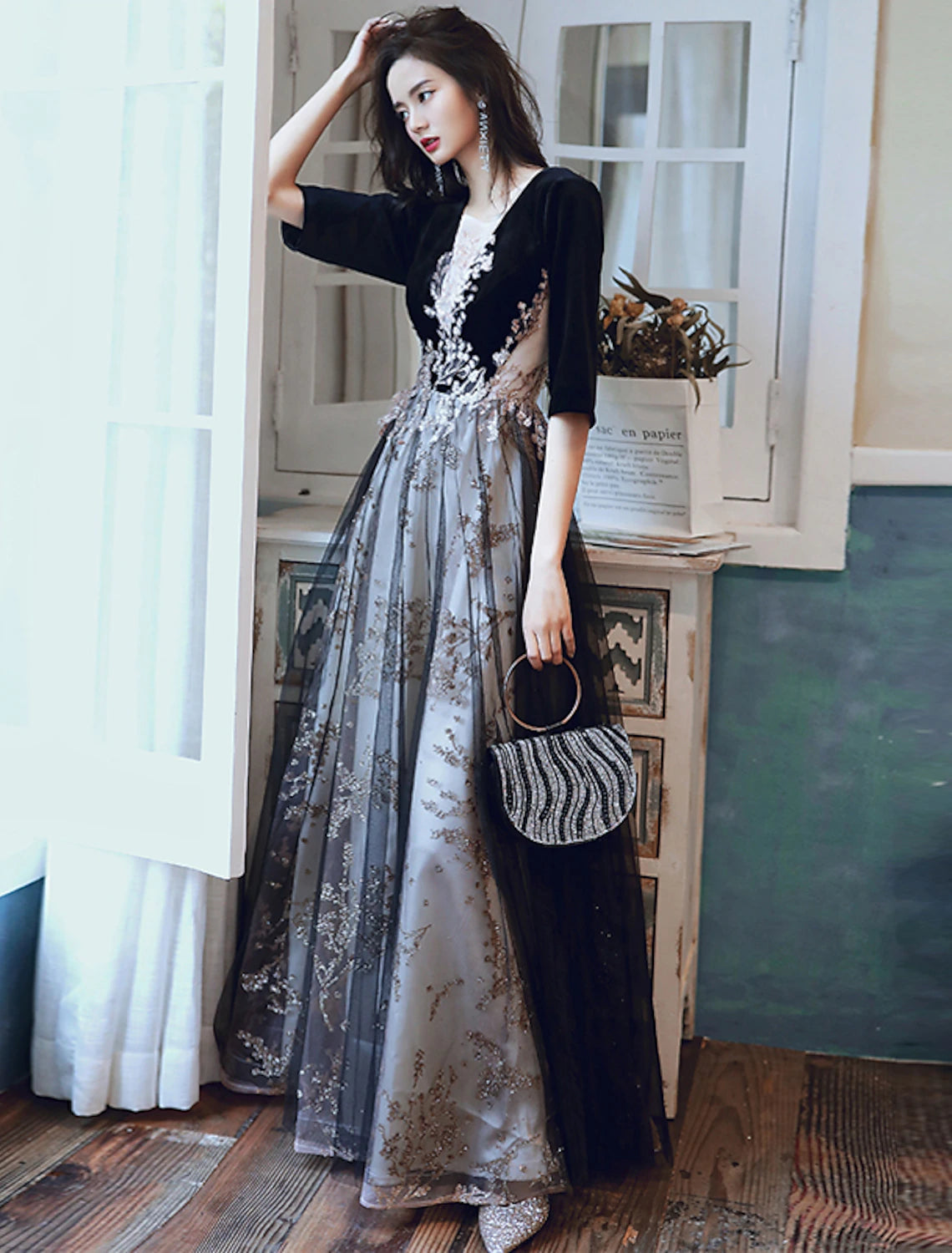 Vestido de fiesta formal de noche con corte A y brillantes, escote ilusión, media manga, largo hasta el suelo, de terciopelo con apliques de lentejuelas