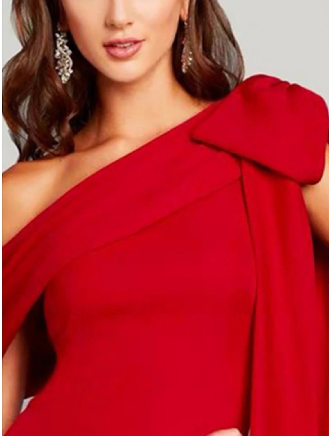 Vestido de noche elegante con corte en forma de columna, formal, con cola larga, rojo y verde navideño, manga corta, un hombro, charmeuse con lazo(s), pliegues y abertura.