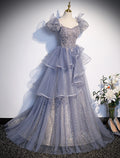 Vestido de quinceañera estilo princesa, largo hasta el suelo, manga corta, escote cuadrado, tul con cristales y volantes.