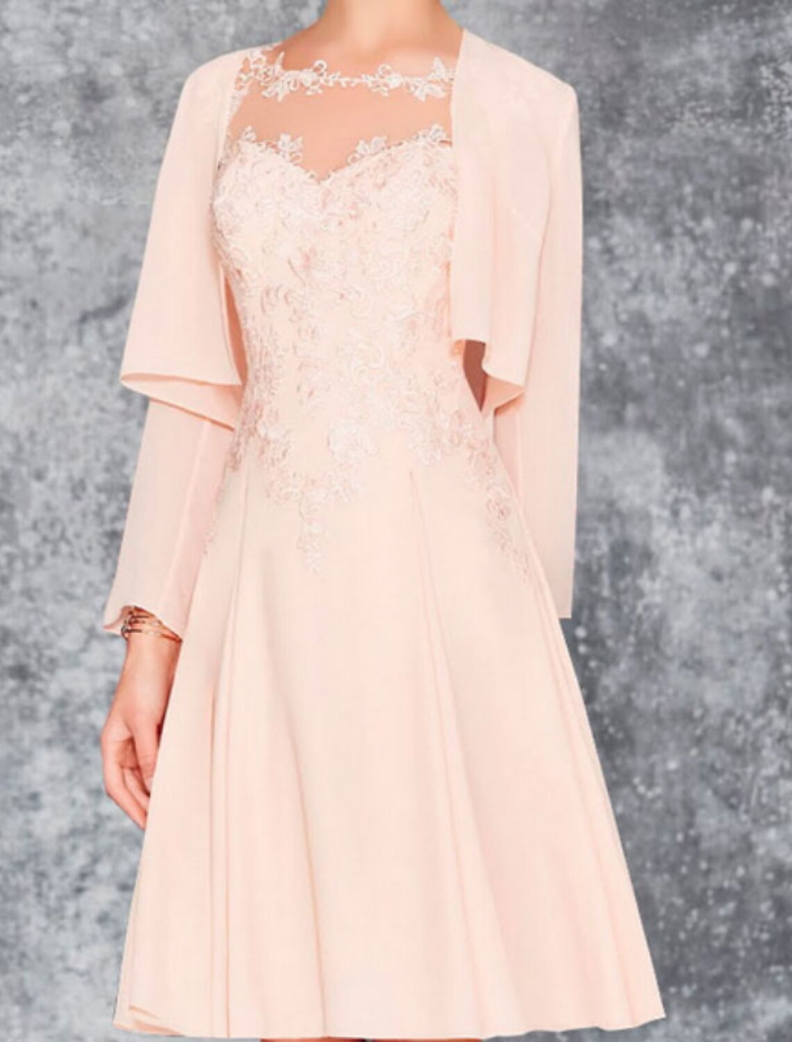 Abito da cerimonia per la madre della sposa, a trapezio, con scollo a V, lunghezza al ginocchio, in chiffon, pizzo, maniche lunghe, con applicazioni e arricciature.