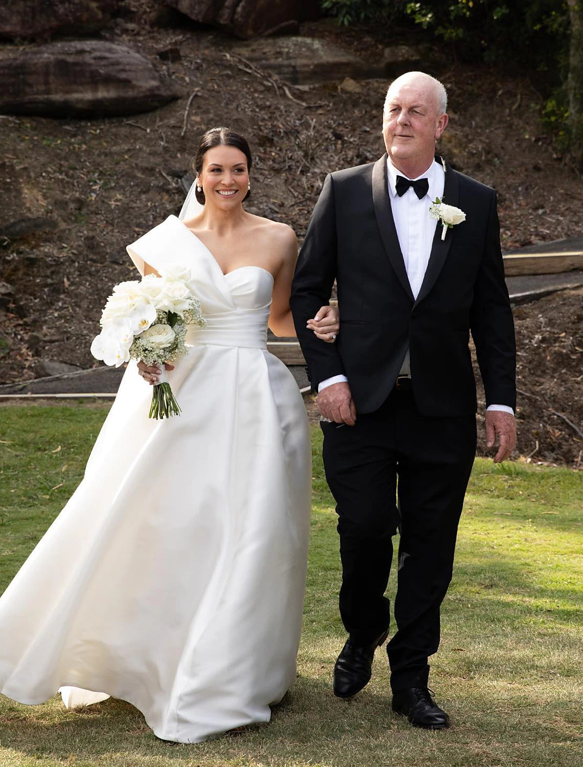 Vestidos de novia formales de salón, corte A, un hombro, sin mangas, cola larga/cortada, de satén, con fruncido