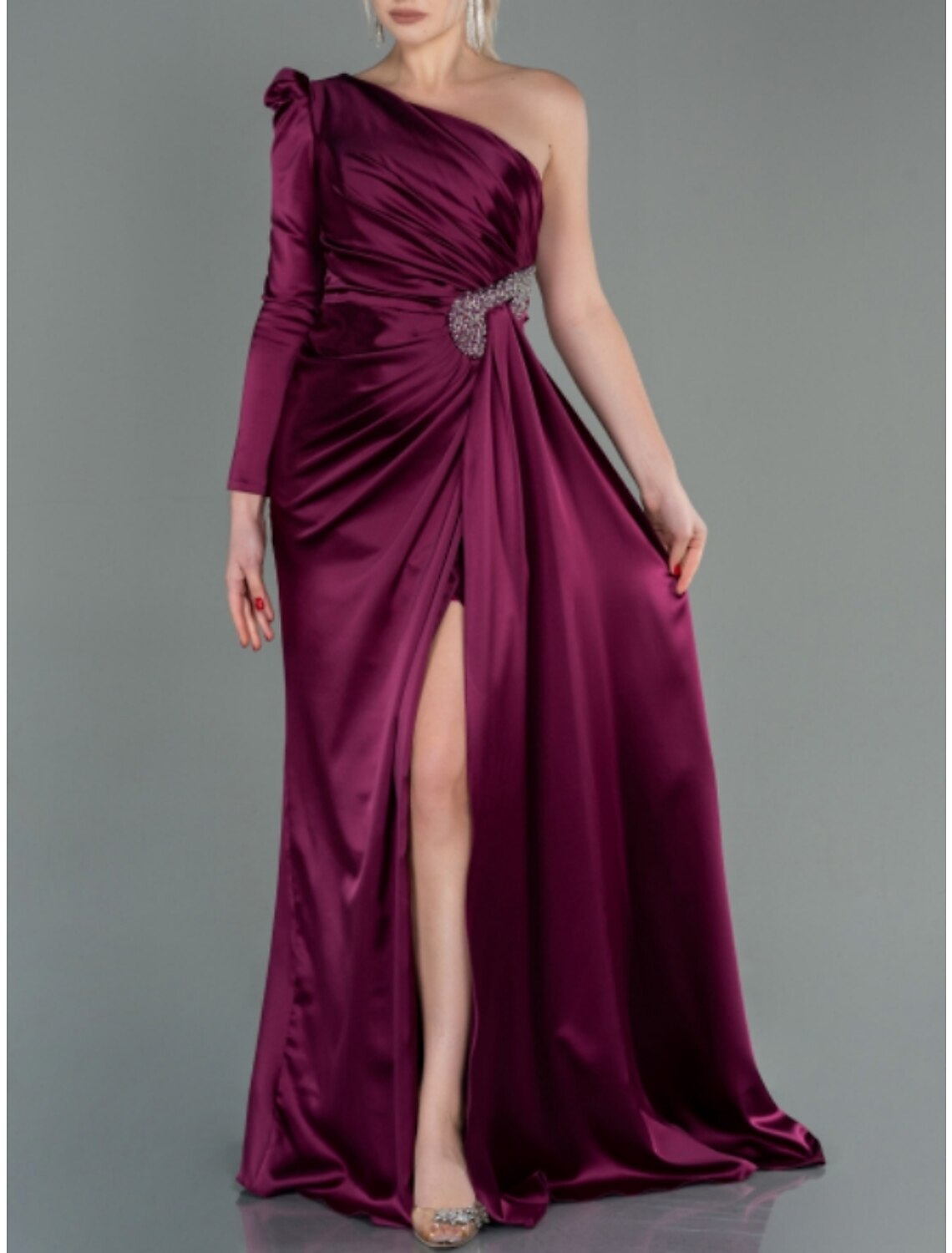 Abito da sera a trapezio, elegante, formale, autunnale, con strascico a ruota, manica lunga, monospalla, in raso con spacco in paillettes arricciate 2025