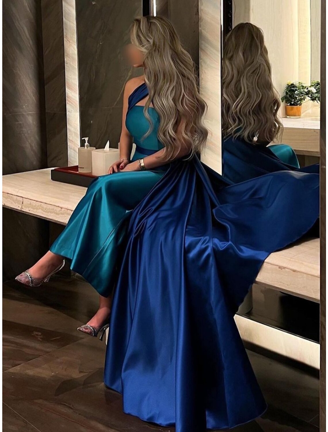 Abito da sera a trapezio, elegante, formale, con strascico, senza maniche, scollo all'americana, in raso con pieghe